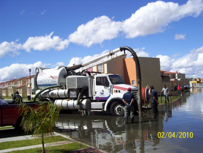 Desazolve de drenajes y fosas septicas, municipales y deprocesos con Equipo hidroneumatico combinado succion/presion marca VACTOR, asi como la venta de equipos
